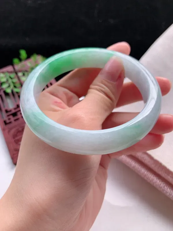 正装59-60圈口老坑飘绿缅甸天然翡翠a货手镯,尺寸59.6×12.6×8.