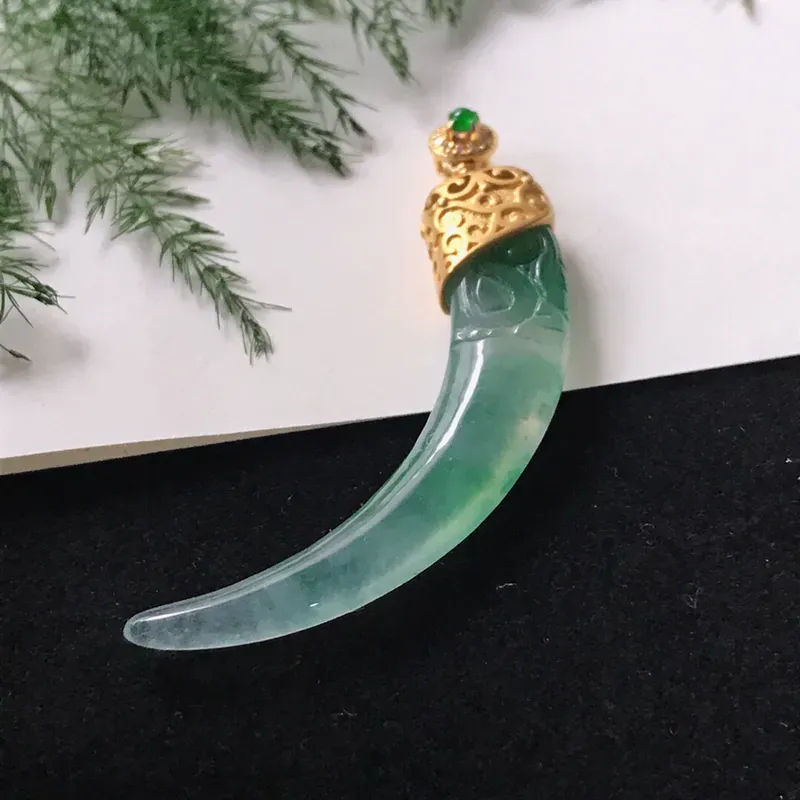 天然翡翠a货飘花月牙吊坠镶嵌18k金伴钻 规格:裸石尺寸 41/7/4mm包金