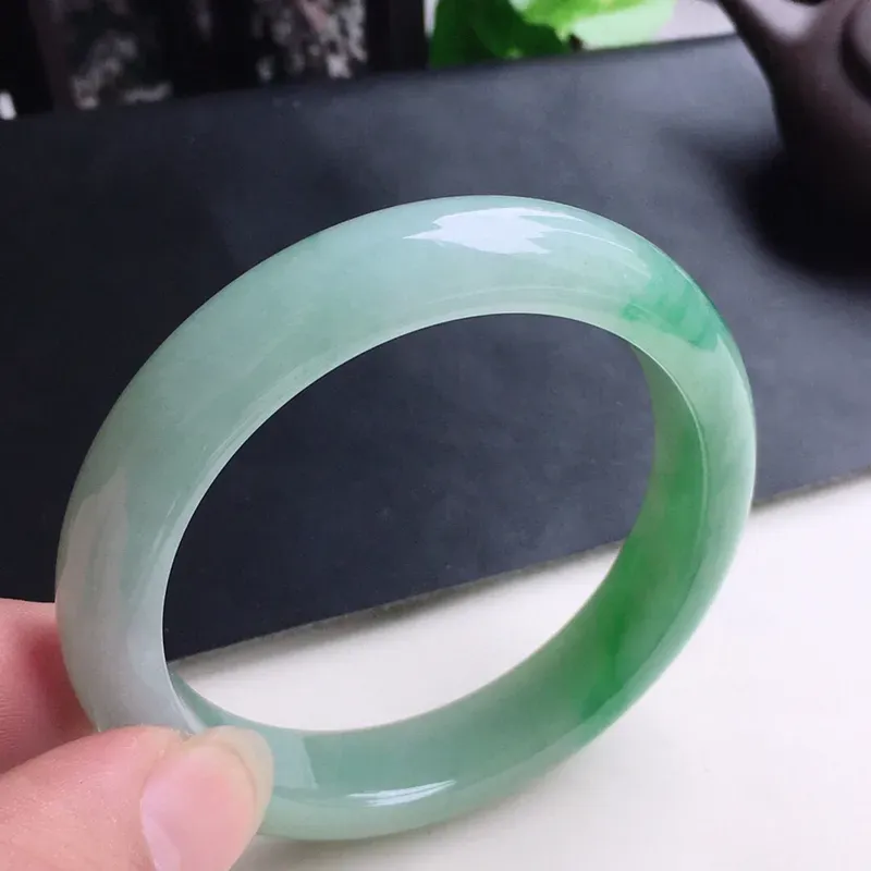 翡翠手镯,翡翠56圈口半山半水正圈手镯,自然光实拍,尺寸:56.3*11.7*8.