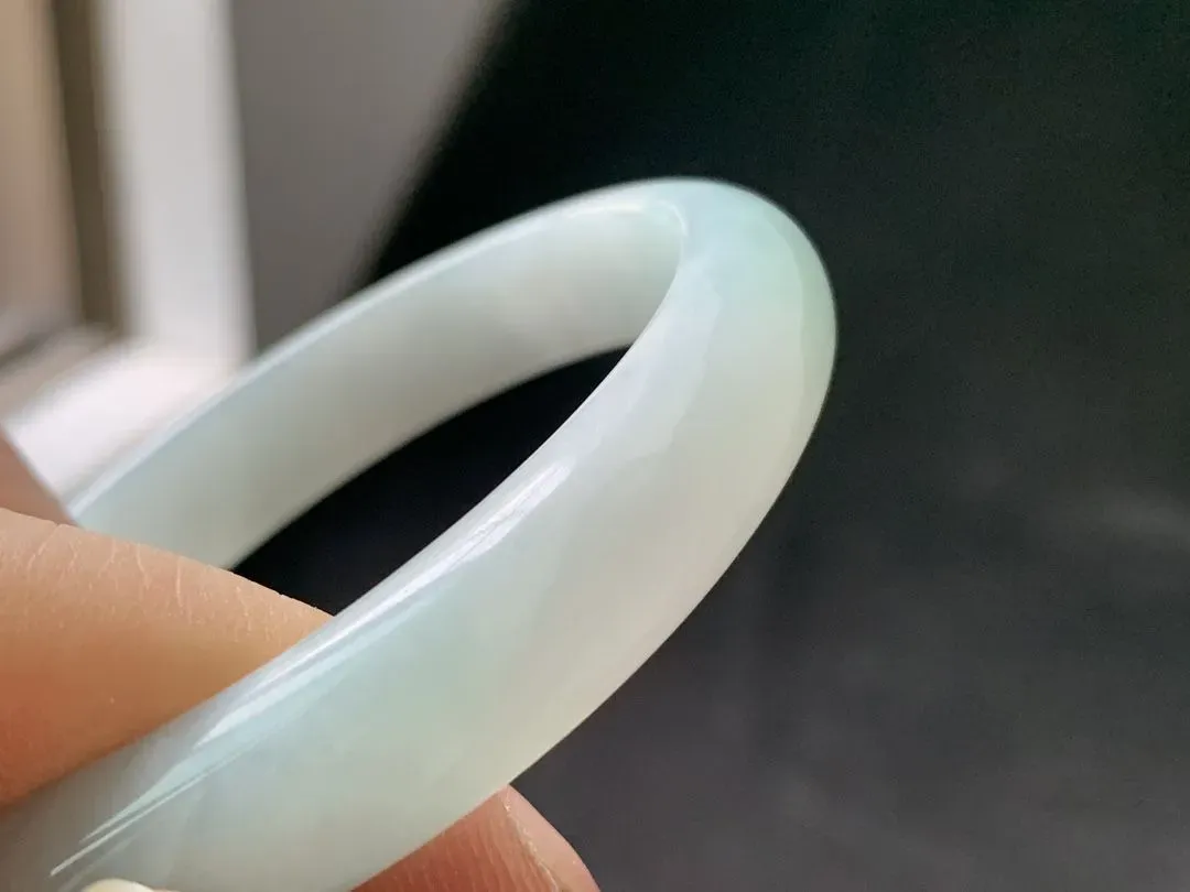 冰糯种淡蓝色手镯