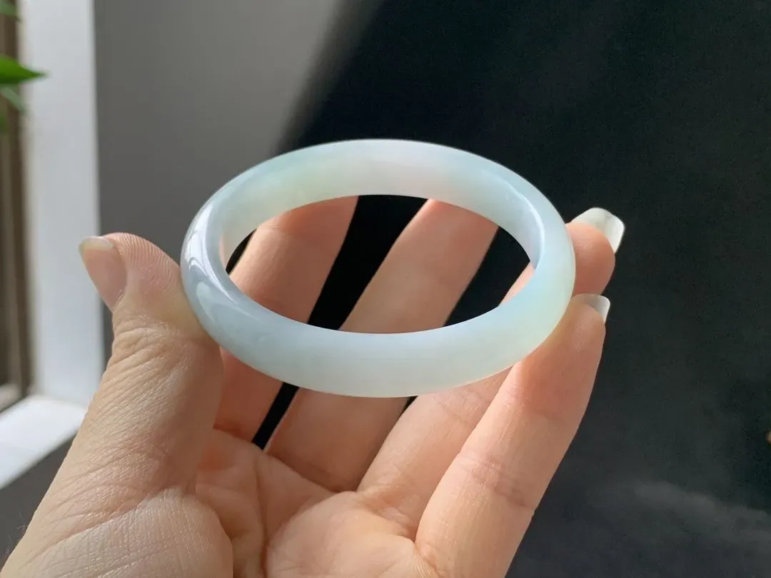 冰糯种淡蓝色手镯