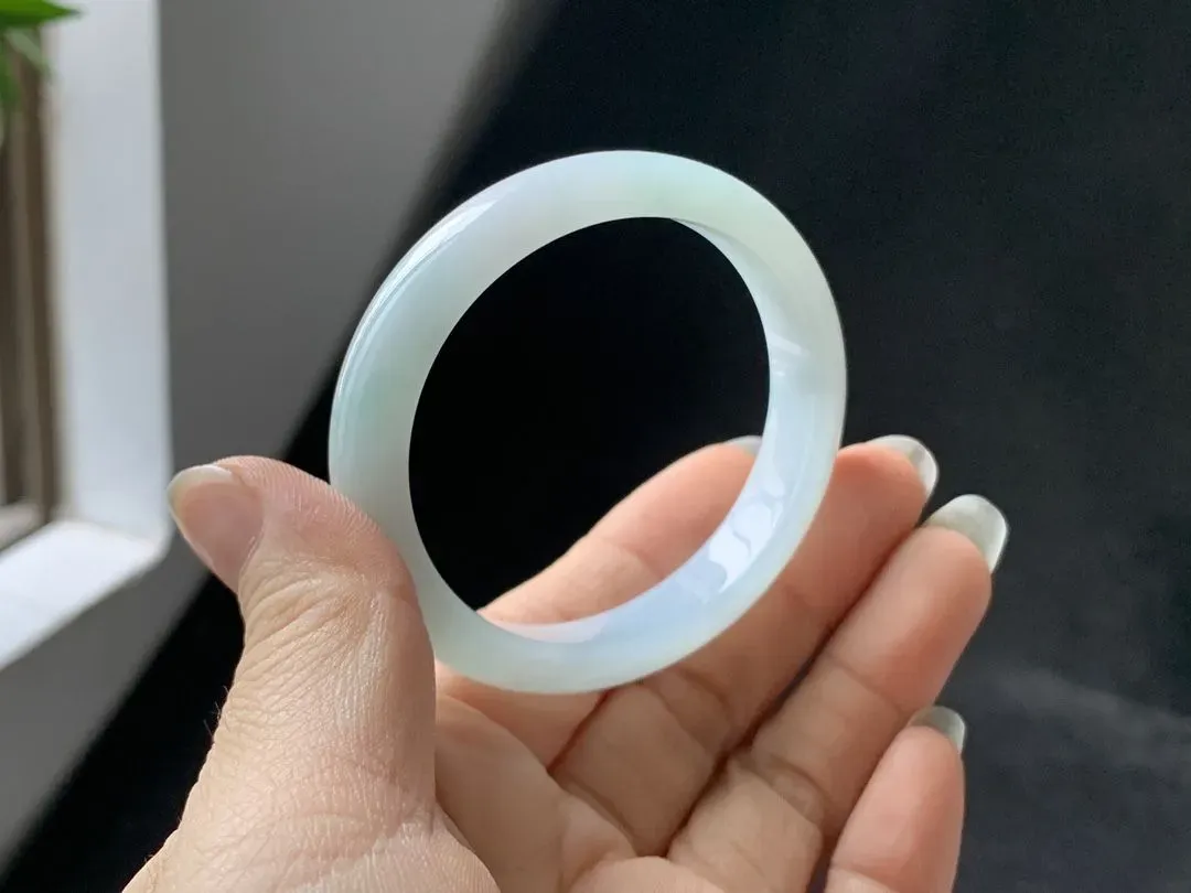 冰糯种淡蓝色手镯