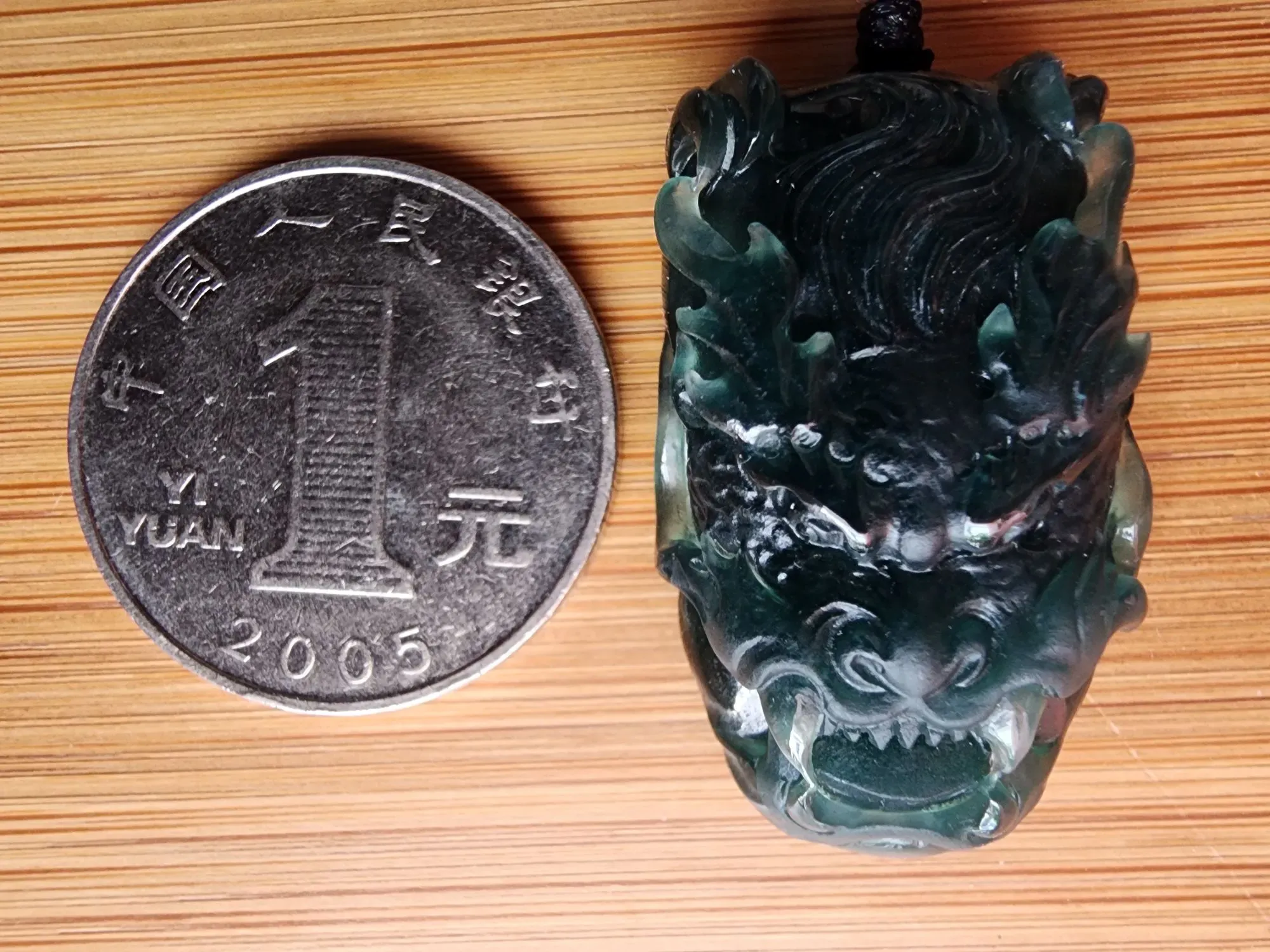 龙头——
缅甸老坑冰种老蓝水、油润度好，雕工及双抛工艺精湛。
尺寸约33×20×8㎜