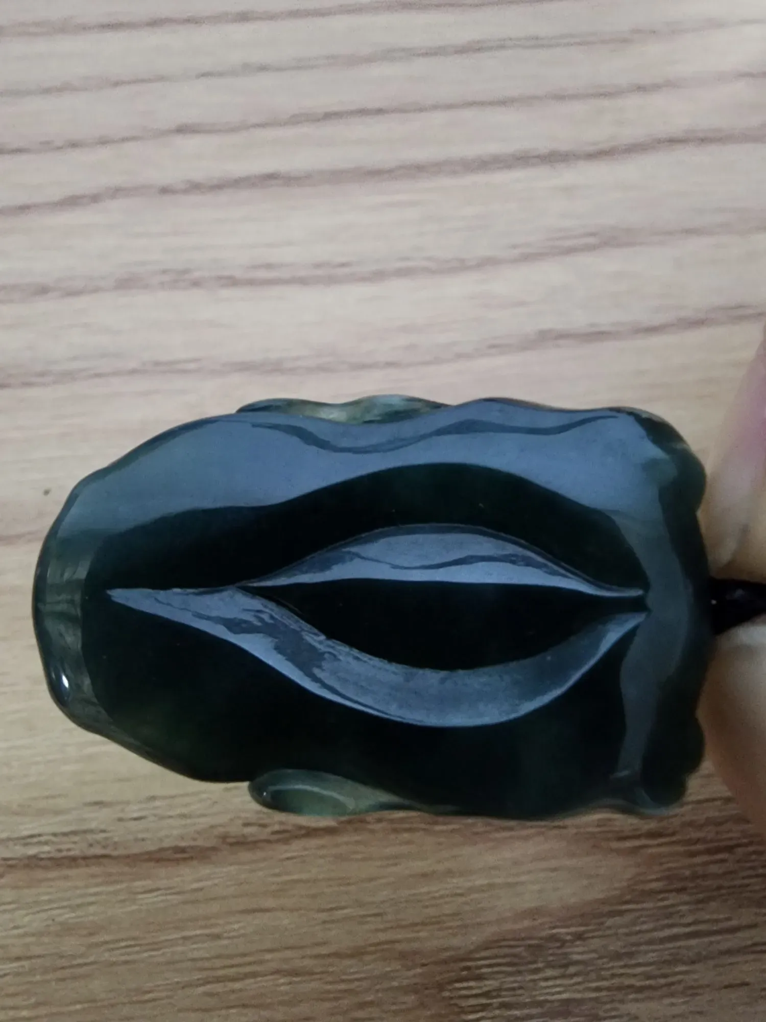 龙头——
缅甸老坑冰种老蓝水、油润度好，雕工及双抛工艺精湛。
尺寸约33×20×8㎜