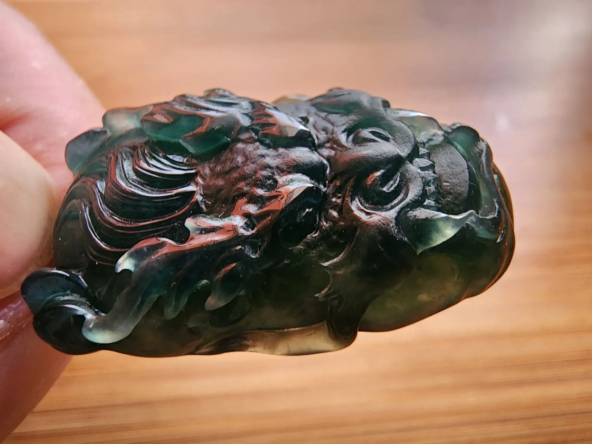 龙头——
缅甸老坑冰种老蓝水、油润度好，雕工及双抛工艺精湛。
尺寸约33×20×8㎜