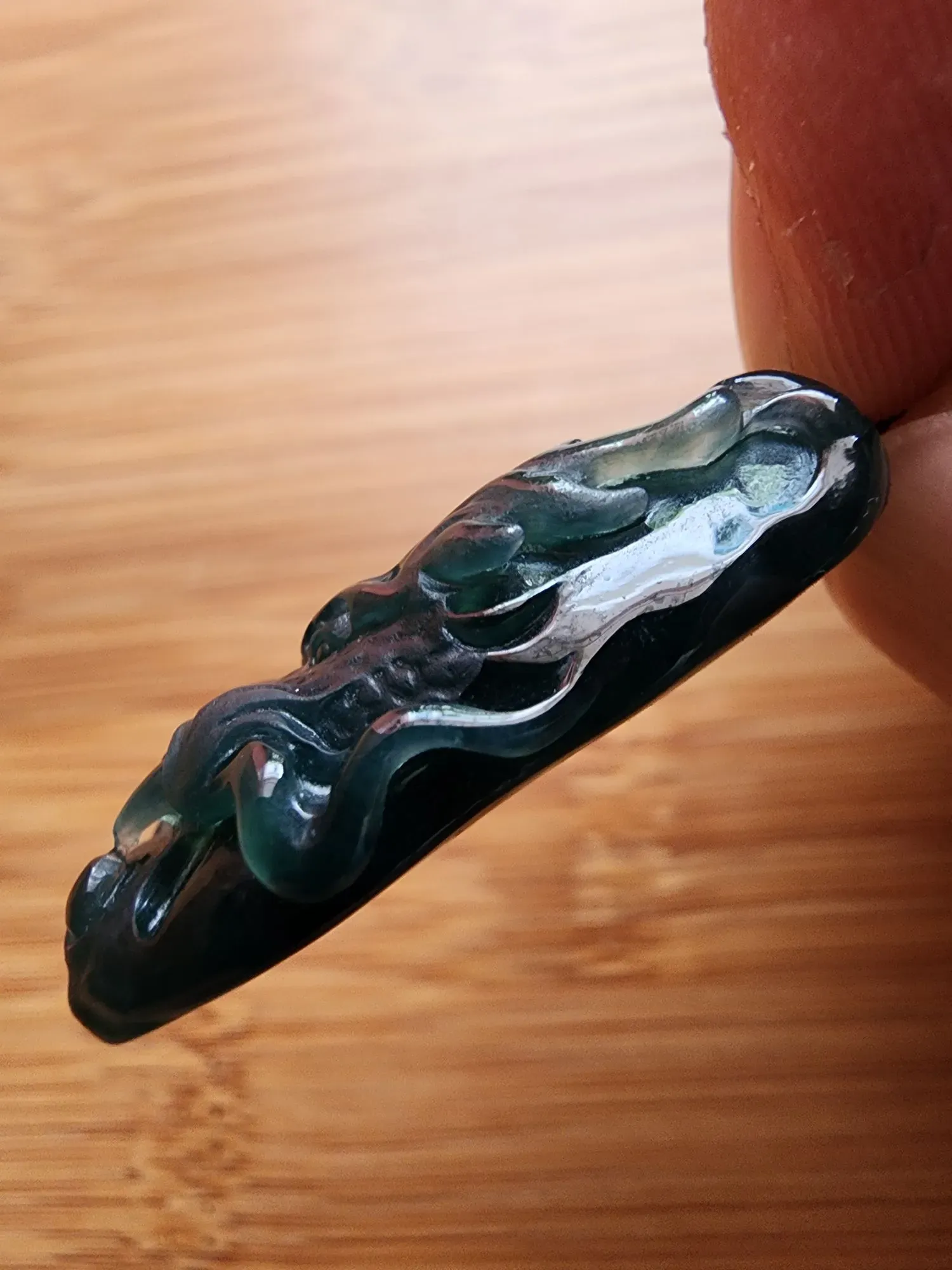 龙头——
缅甸老坑冰种老蓝水、油润度好，雕工及双抛工艺精湛。
尺寸约33×20×8㎜