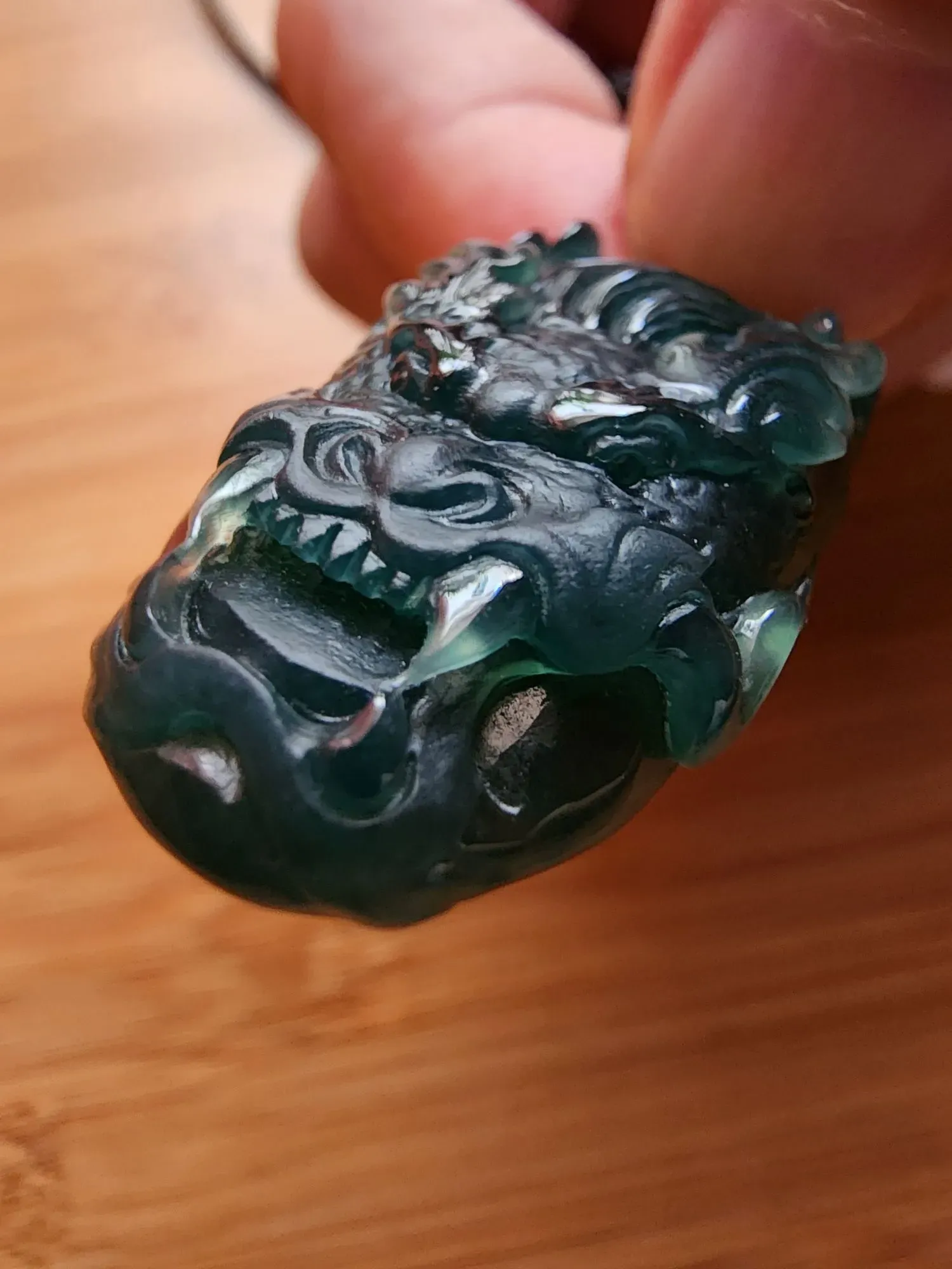 龙头——
缅甸老坑冰种老蓝水、油润度好，雕工及双抛工艺精湛。
尺寸约33×20×8㎜