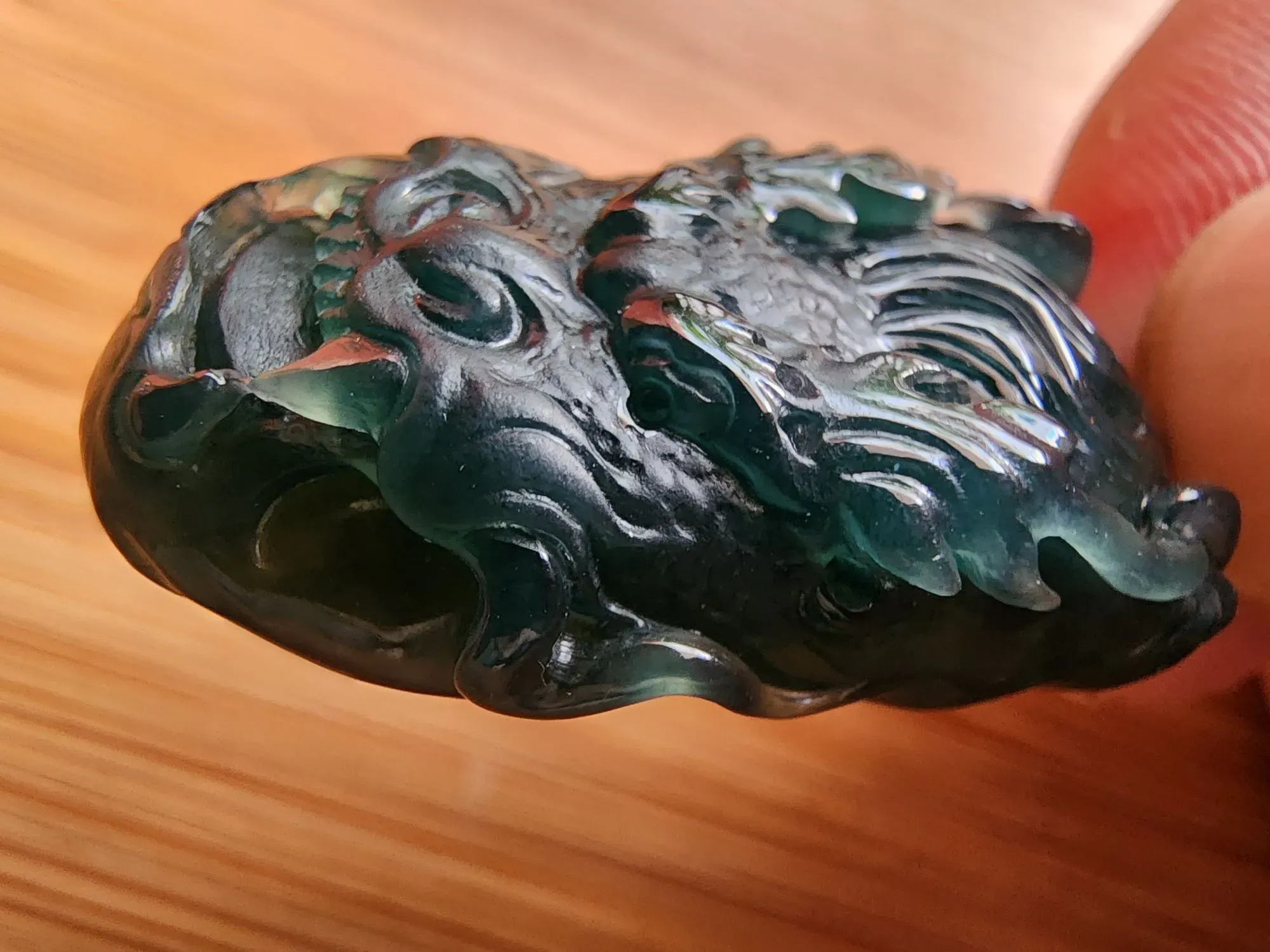 龙头——
缅甸老坑冰种老蓝水、油润度好，雕工及双抛工艺精湛。
尺寸约33×20×8㎜