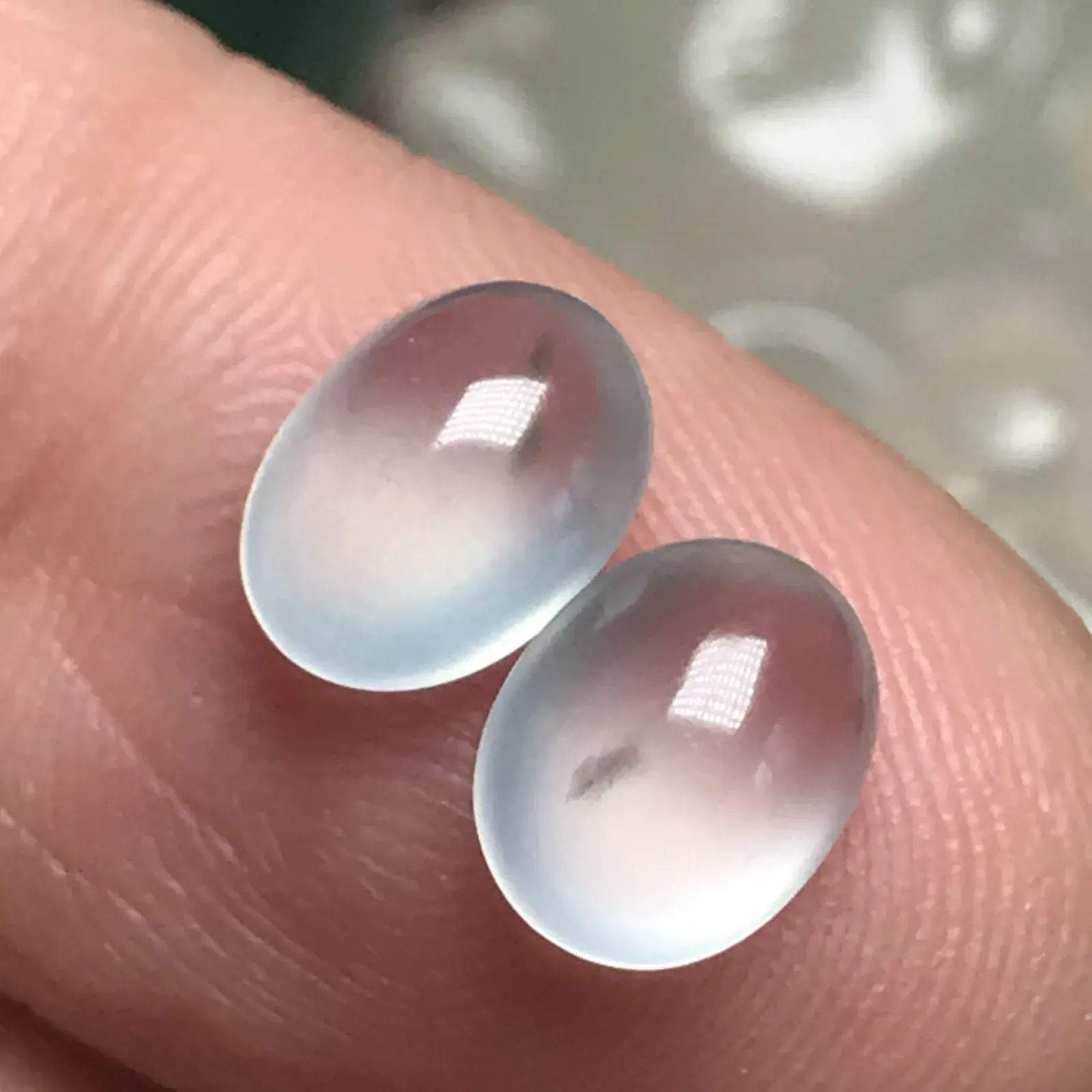 天然翡翠A货 冰种白色戒面蛋面，荧光足，飘蓝花，尺寸：8.3-6.3-4 mm，8.1-6.4-4 mm