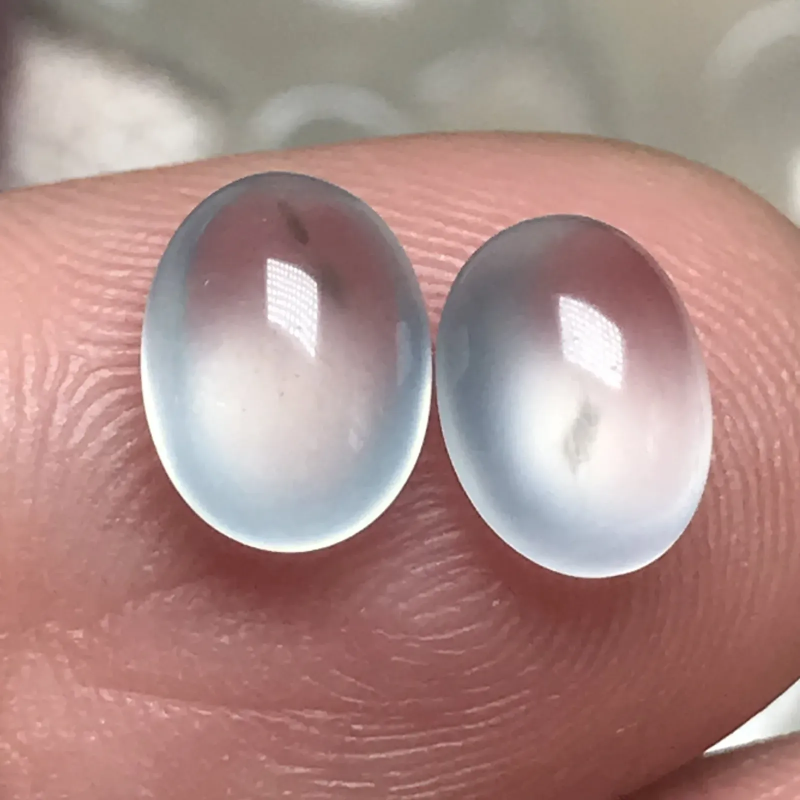 天然翡翠A货 冰种白色戒面蛋面，荧光足，飘蓝花，尺寸：8.3-6.3-4 mm，8.1-6.4-4 mm