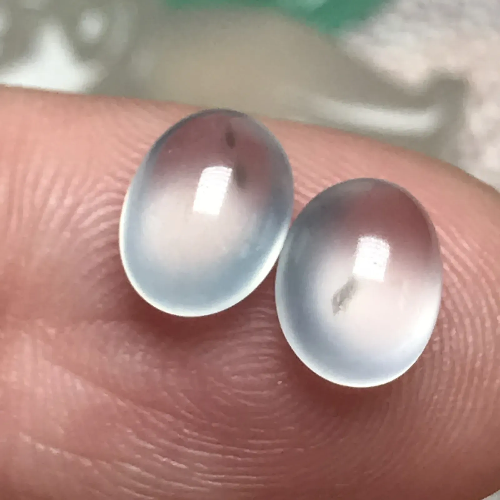 天然翡翠A货 冰种白色戒面蛋面，荧光足，飘蓝花，尺寸：8.3-6.3-4 mm，8.1-6.4-4 mm