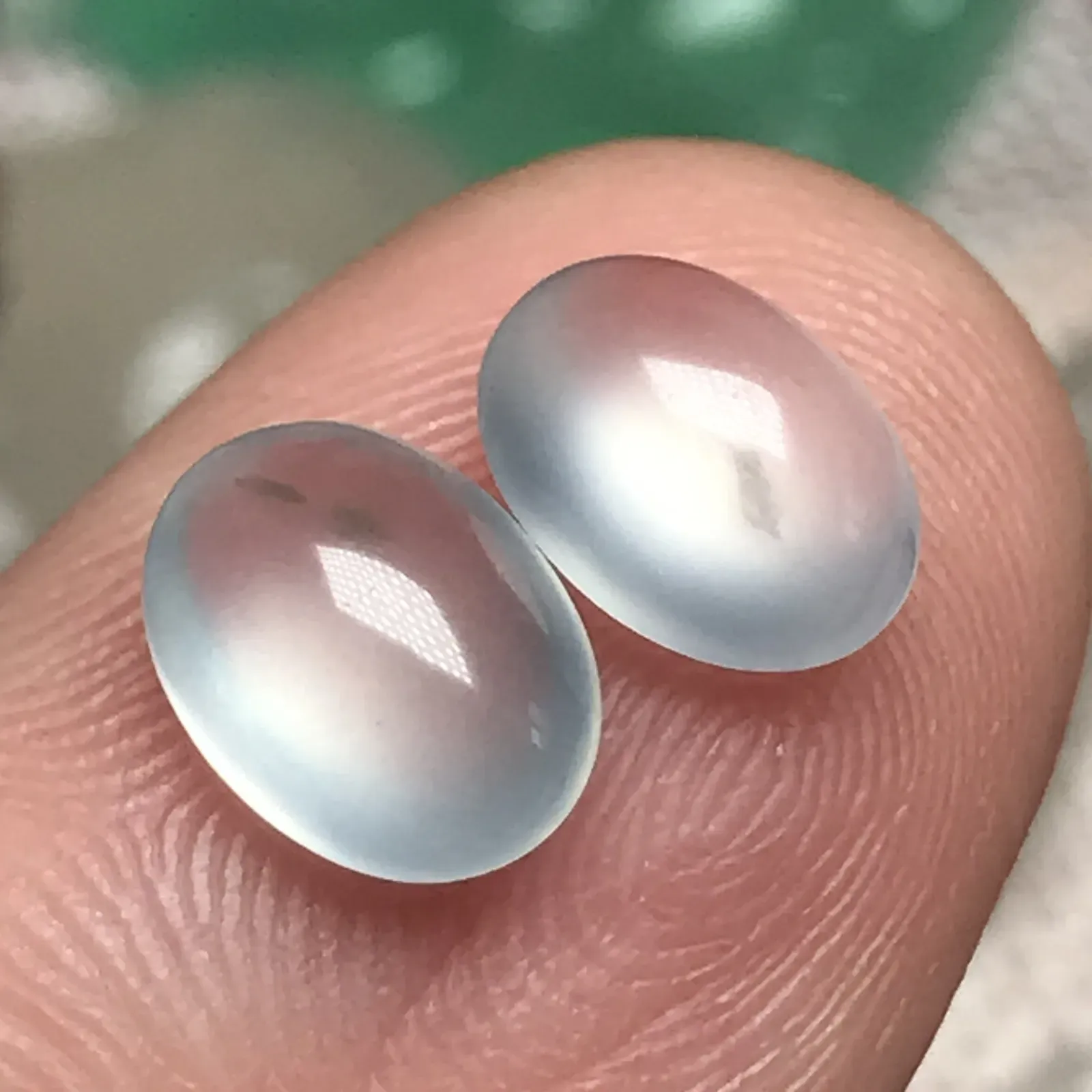 天然翡翠A货 冰种白色戒面蛋面，荧光足，飘蓝花，尺寸：8.3-6.3-4 mm，8.1-6.4-4 mm
