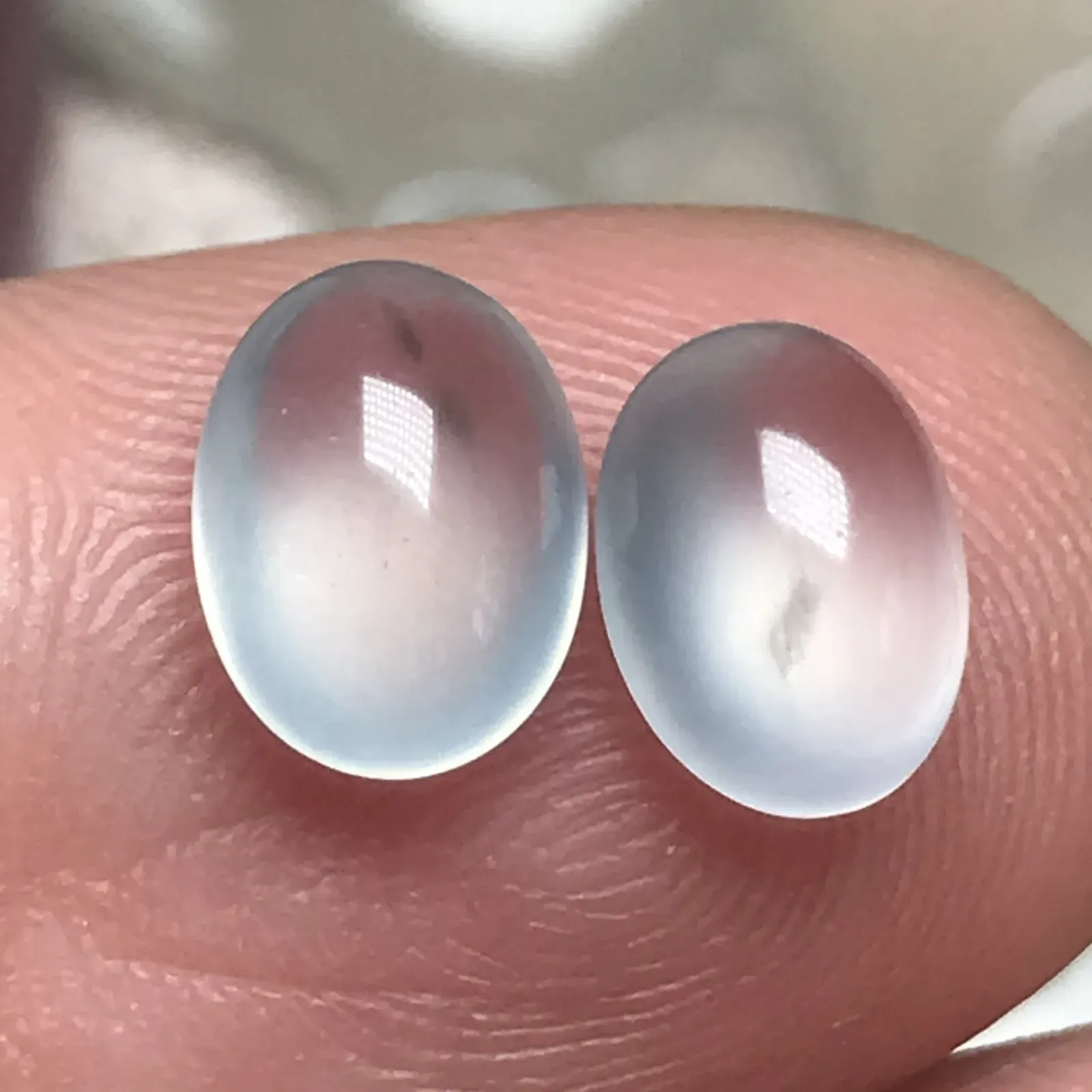 天然翡翠A货 冰种白色戒面蛋面，荧光足，飘蓝花，尺寸：8.3-6.3-4 mm，8.1-6.4-4 mm