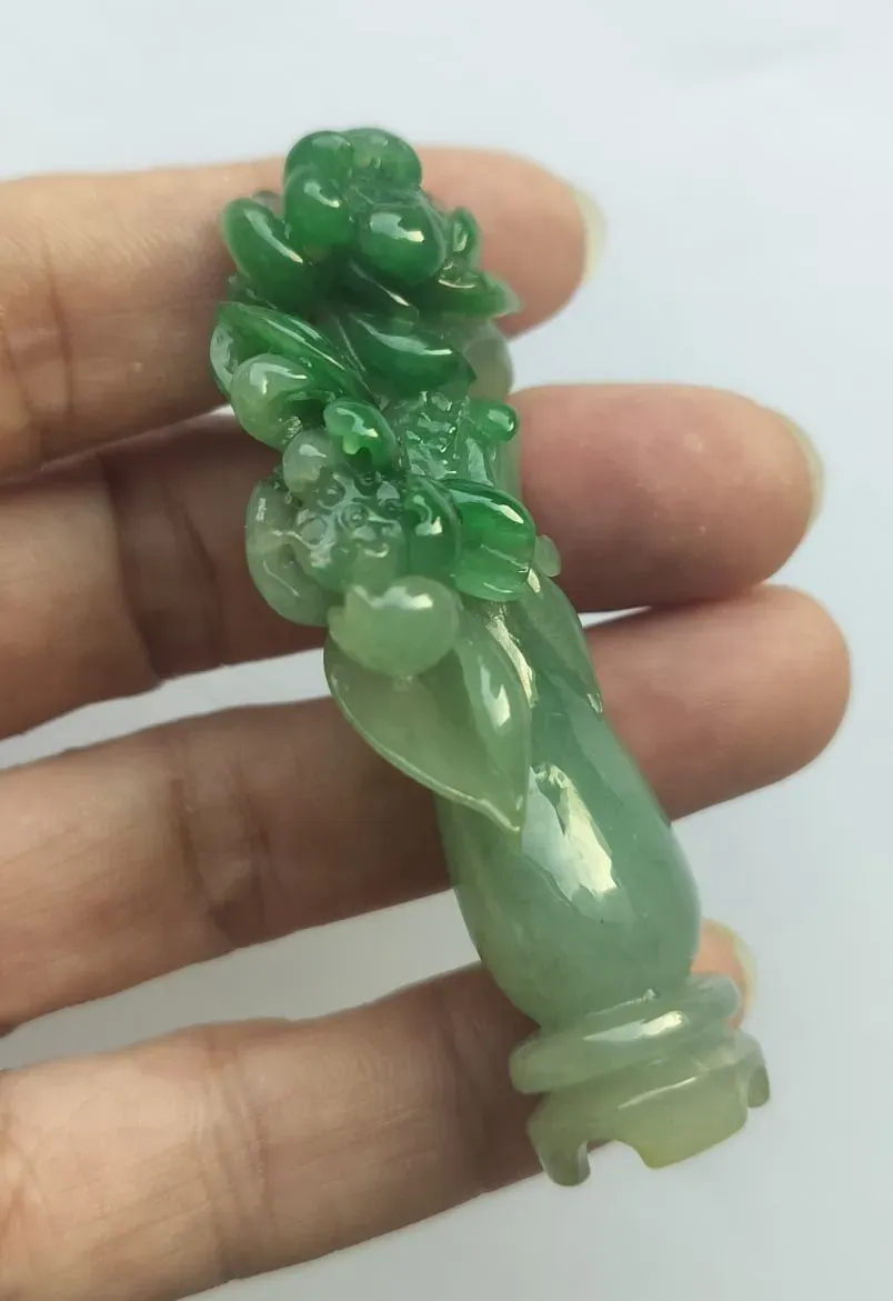 糯化种阳绿色牡丹花瓶，缅甸翡翠，72.7x33.5x15mm