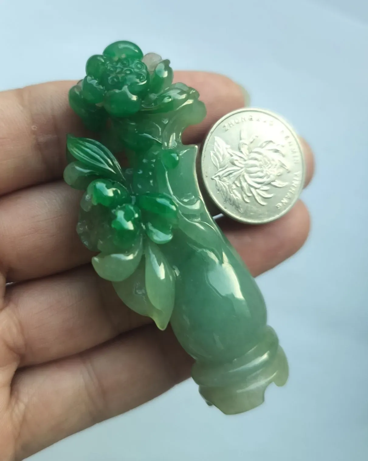 糯化种阳绿色牡丹花瓶，缅甸翡翠，72.7x33.5x15mm