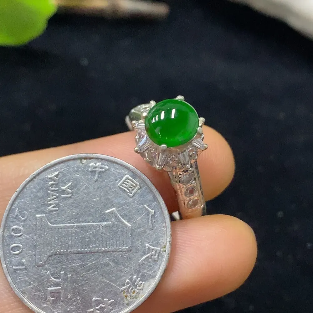 天然翡翠A货，冰种阳绿满绿蛋面，戒面！尺寸：7.4-6.8-2.8mm左右，铜托非金镶