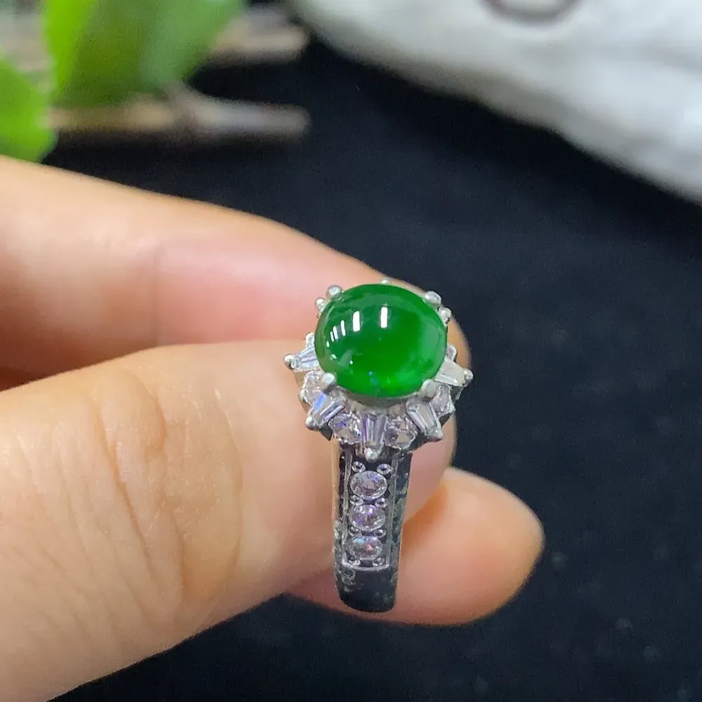 天然翡翠A货，冰种阳绿满绿蛋面，戒面！尺寸：7.4-6.8-2.8mm左右，铜托非金镶