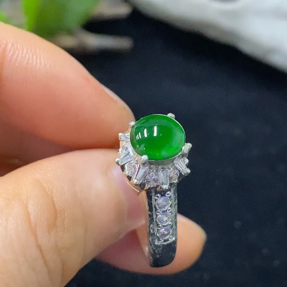 天然翡翠A货，冰种阳绿满绿蛋面，戒面！尺寸：7.4-6.8-2.8mm左右，铜托非金镶