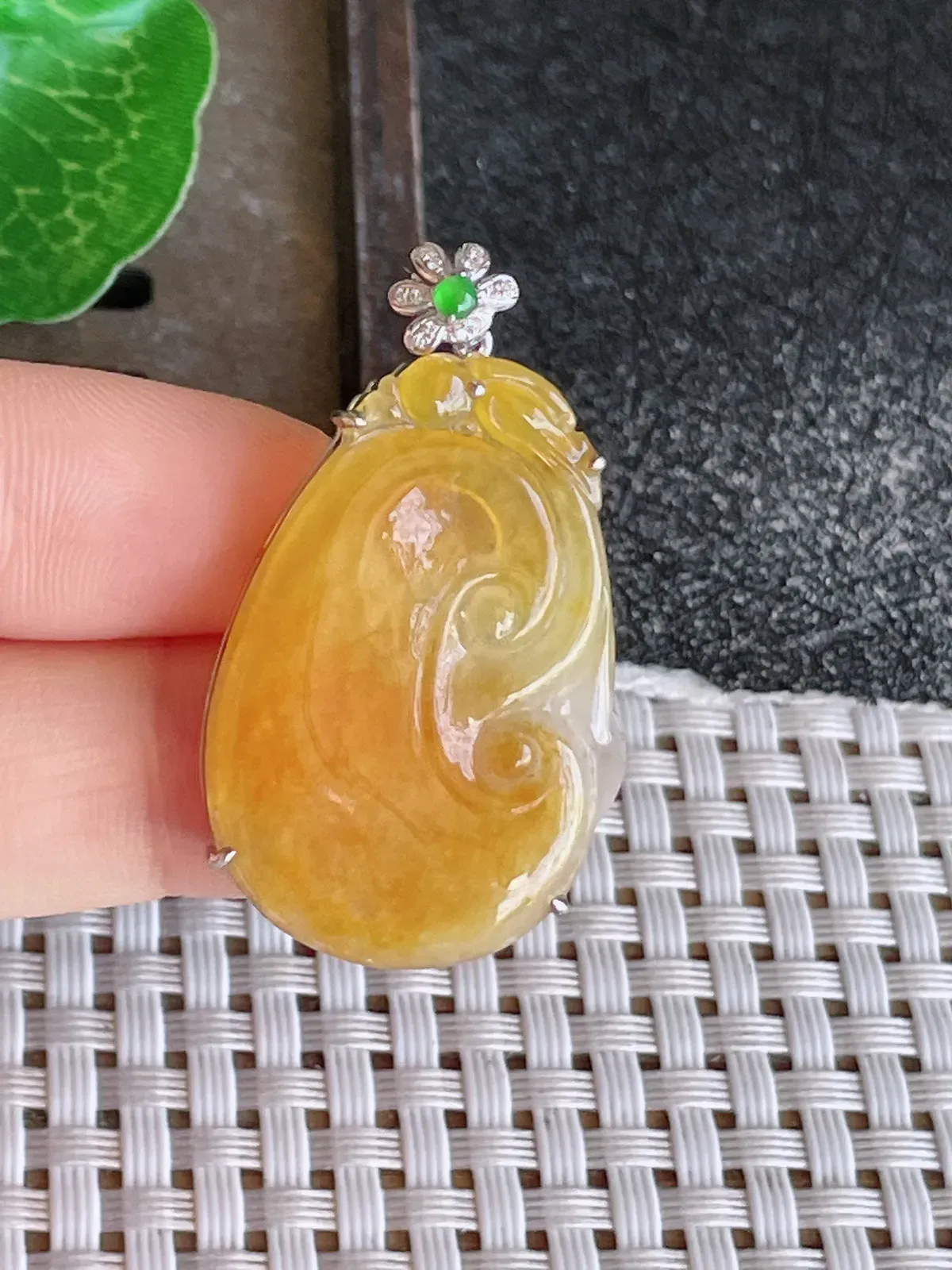 新品自然光实拍放漏 冰糯种黄色如意 18k金镶嵌 一眼c位色 招财富贵色 种老 胶感好 寓意吉祥如意 人生如意 佩戴效果好5.35