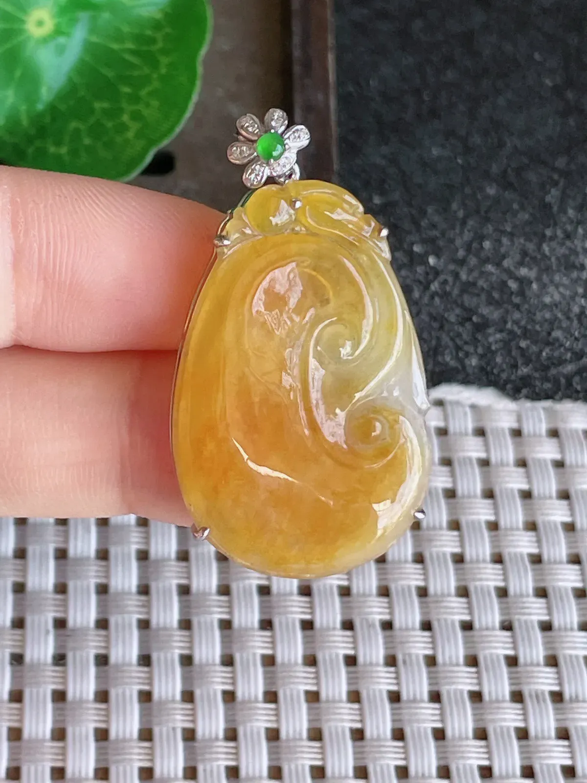 新品自然光实拍放漏 冰糯种黄色如意 18k金镶嵌 一眼c位色 招财富贵色 种老 胶感好 寓意吉祥如意 人生如意 佩戴效果好5.35