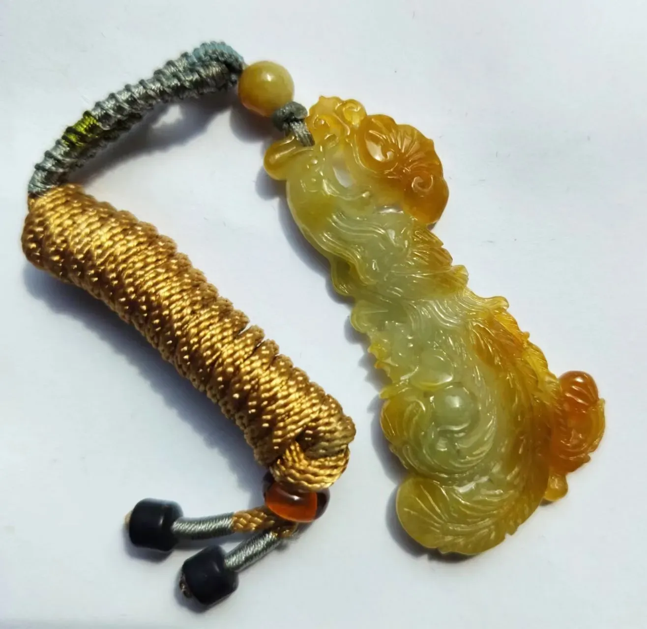 糯冰种黄翡凤尾，色泽艳丽，雕工精致。
