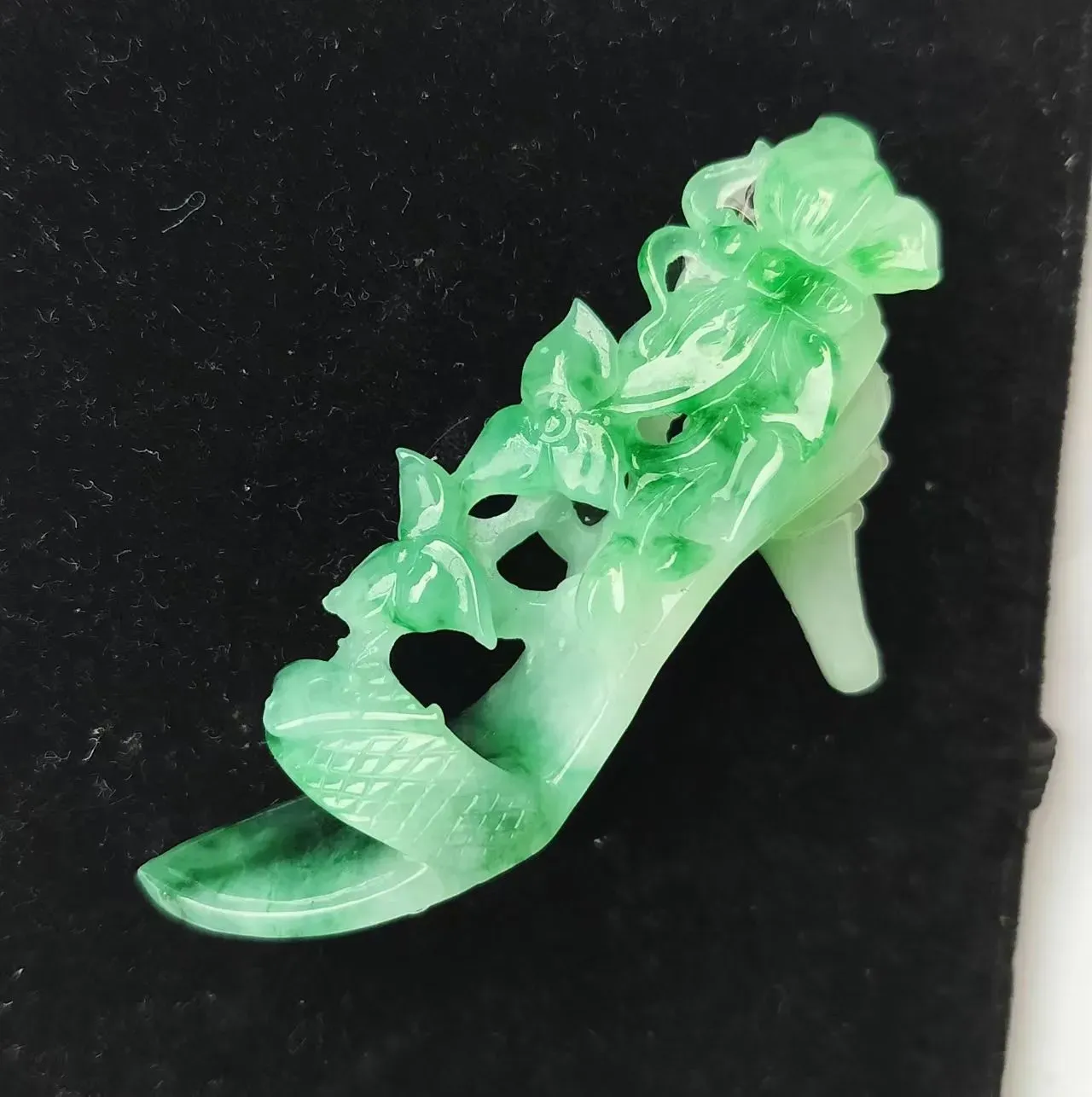 冰糯种飘绿翡翠水晶鞋，小巧玲珑。