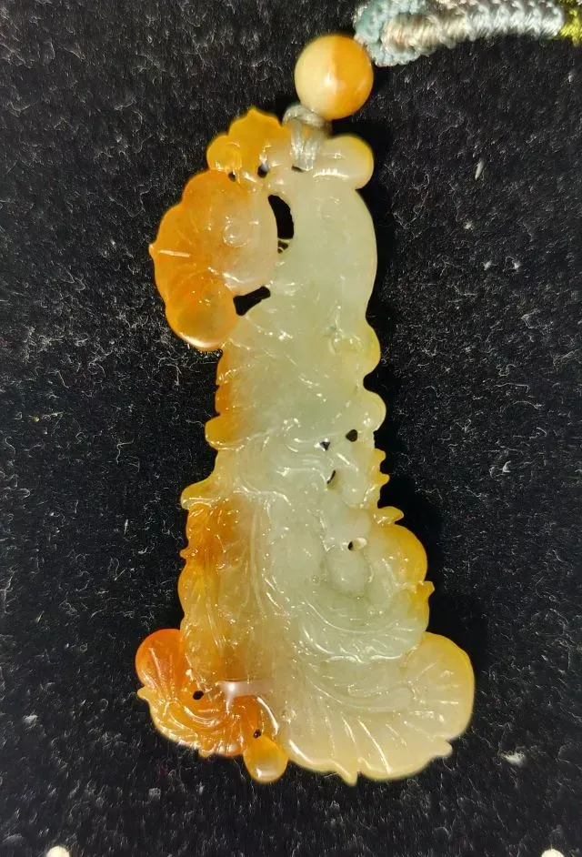 糯冰种黄翡凤尾，色泽艳丽，雕工精致。