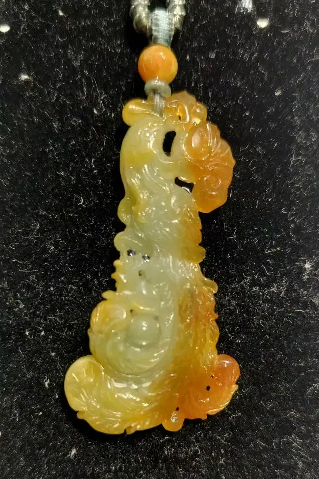 糯冰种黄翡凤尾，色泽艳丽，雕工精致。