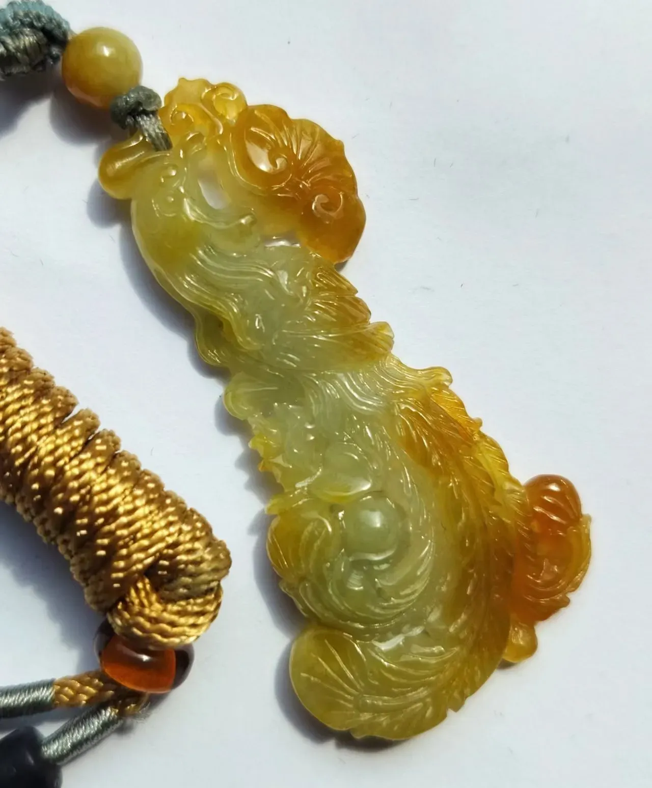 糯冰种黄翡凤尾，色泽艳丽，雕工精致。