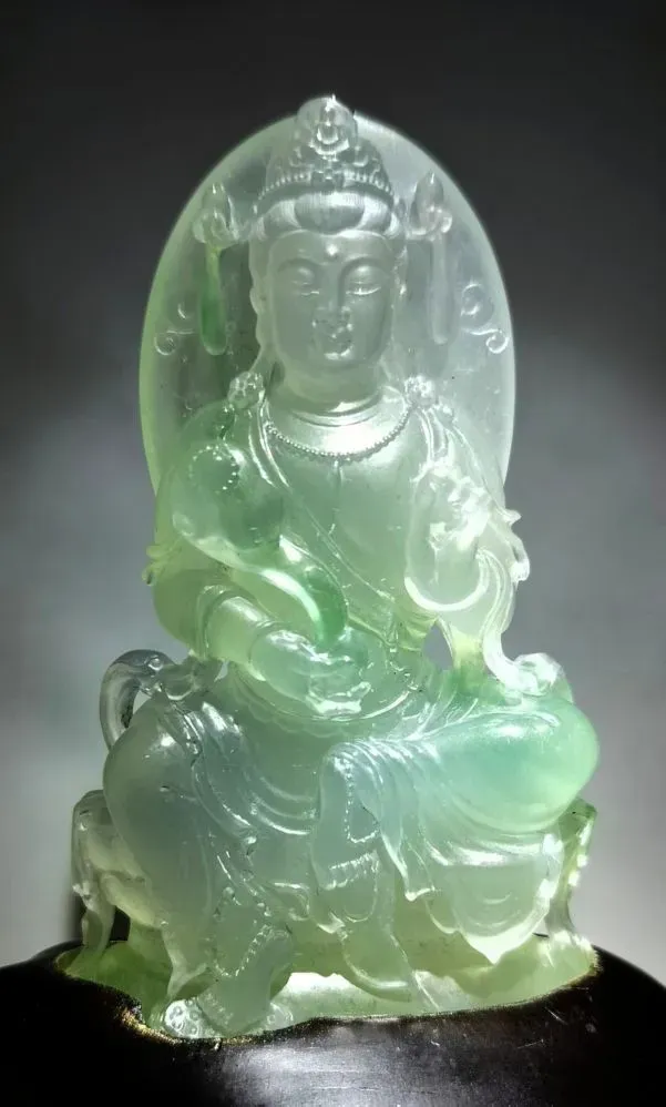 冰种飘绿翡翠观音，玉雕大师朱金家作品，雕工精致。