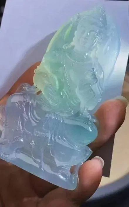 冰种飘绿翡翠观音，玉雕大师朱金家作品，雕工精致。