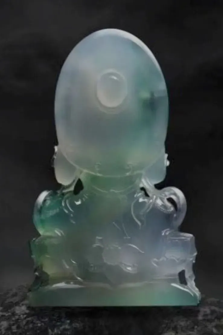 冰种飘绿翡翠观音，玉雕大师朱金家作品，雕工精致。