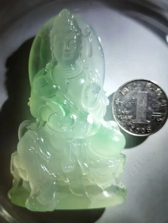 冰种飘绿翡翠观音，玉雕大师朱金家作品，雕工精致。