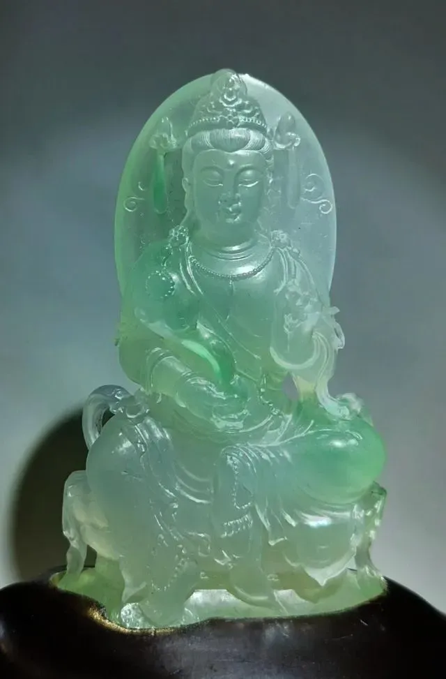 冰种飘绿翡翠观音，玉雕大师朱金家作品，雕工精致。