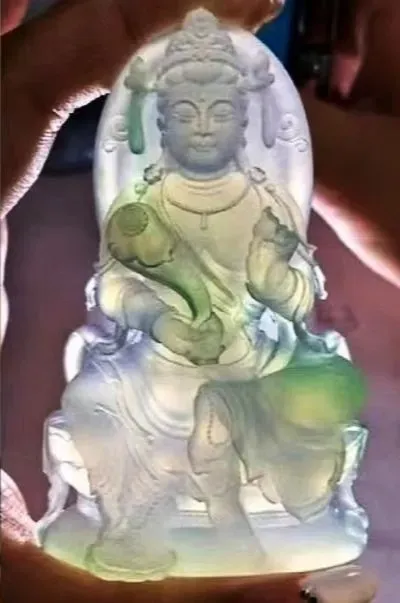 冰种飘绿翡翠观音，玉雕大师朱金家作品，雕工精致。