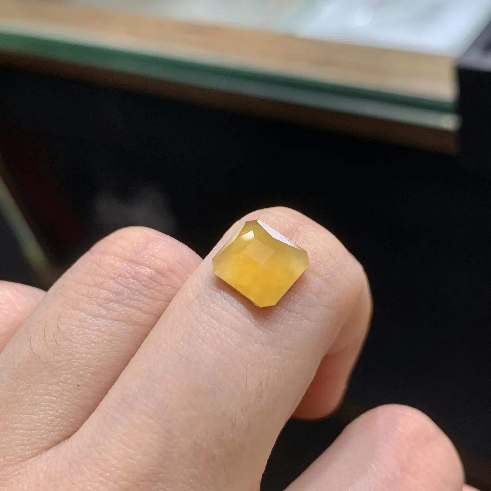冰种黄翡芬达色钻石戒面，颜色艳丽，种老水足，镶嵌美翻。