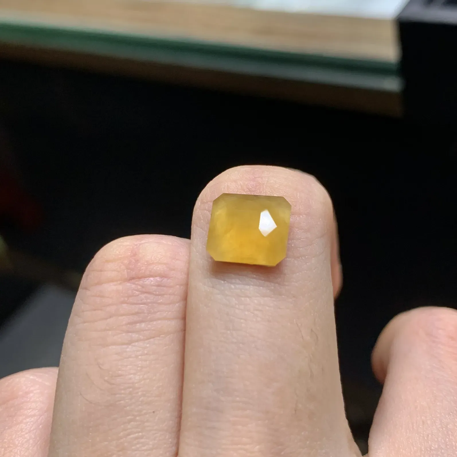 冰种黄翡芬达色钻石戒面，颜色艳丽，种老水足，镶嵌美翻。