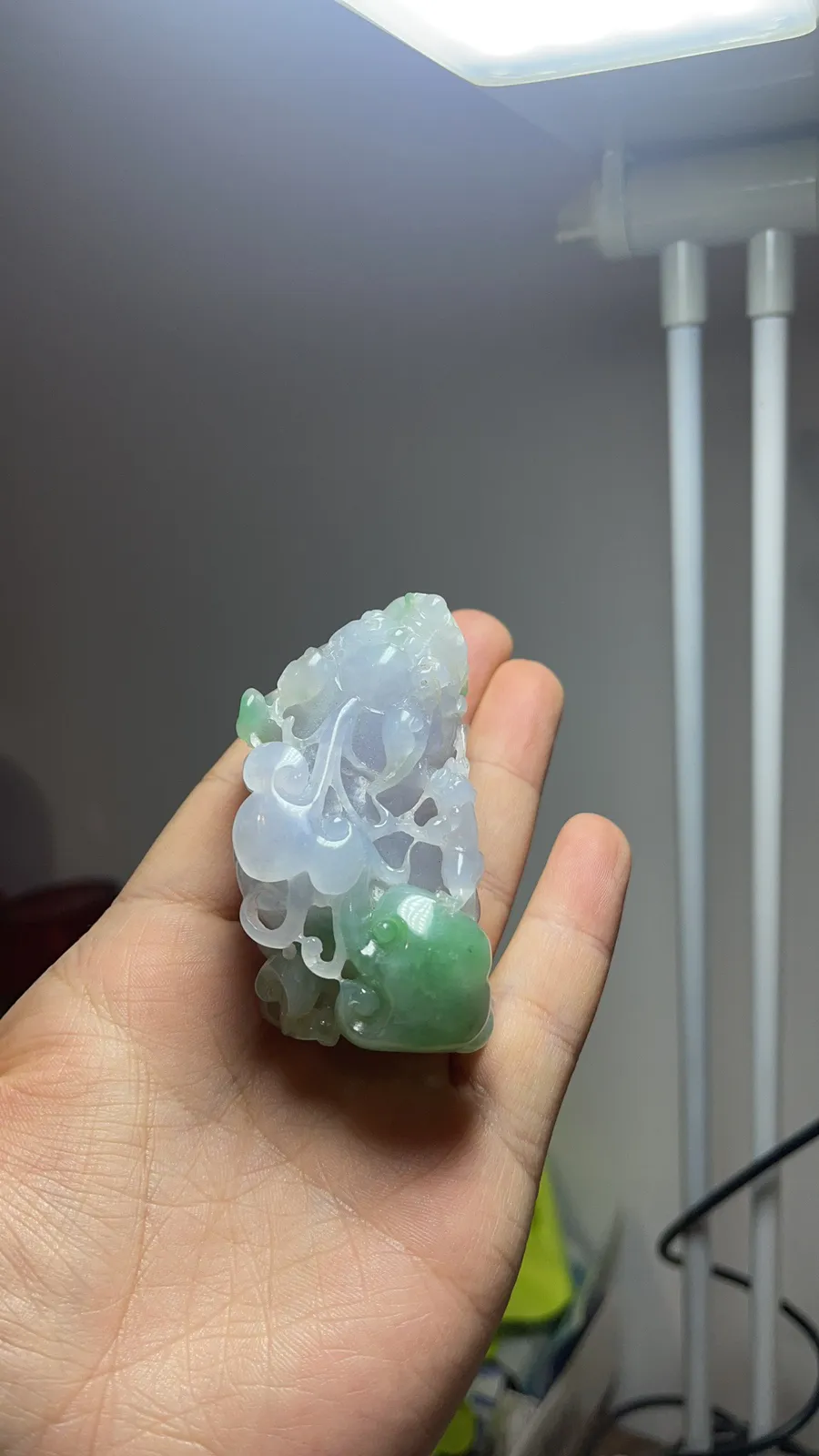 糯冰种椿带彩手工雕刻大貔貅手把件