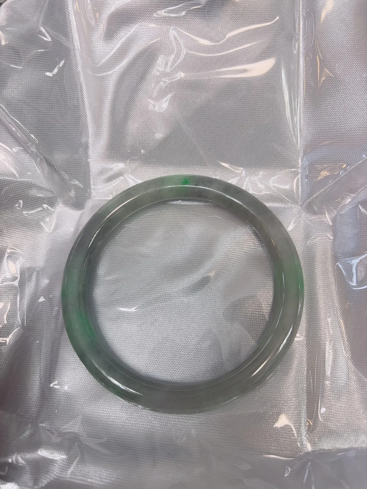 阳绿乌鸡翡翠圆条手镯，糯化种水料胶润