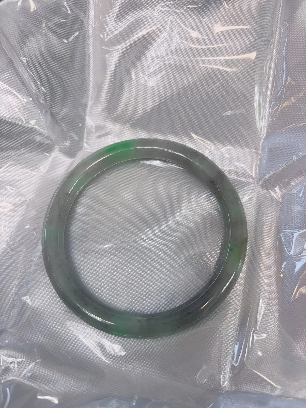 阳绿乌鸡翡翠圆条手镯，糯化种水料胶润