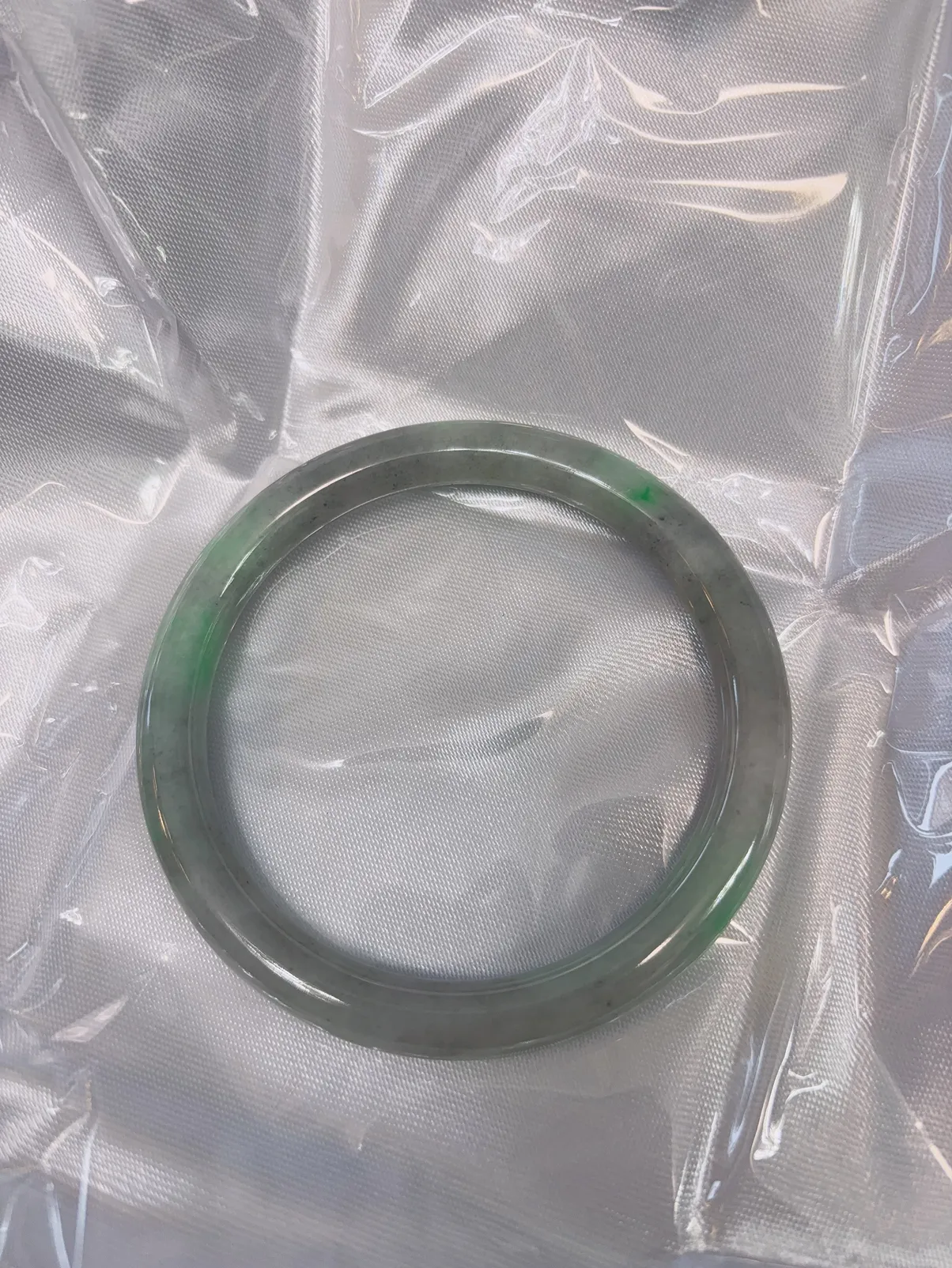 阳绿乌鸡翡翠圆条手镯，糯化种水料胶润