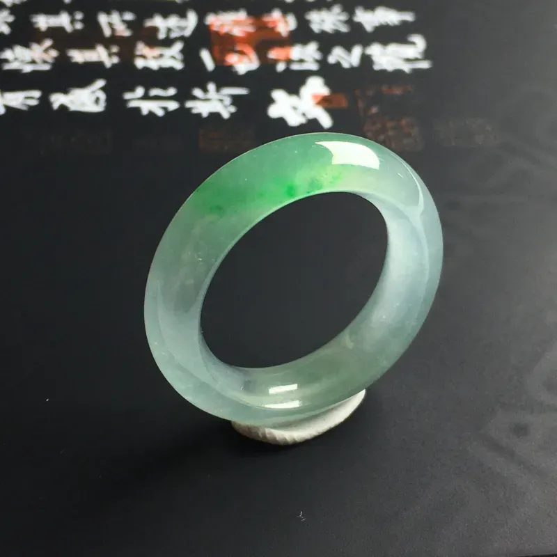 冰种飘绿指环 内径18.5 宽6.5 厚4毫米 种好冰透 细腻起胶 翠色亮丽