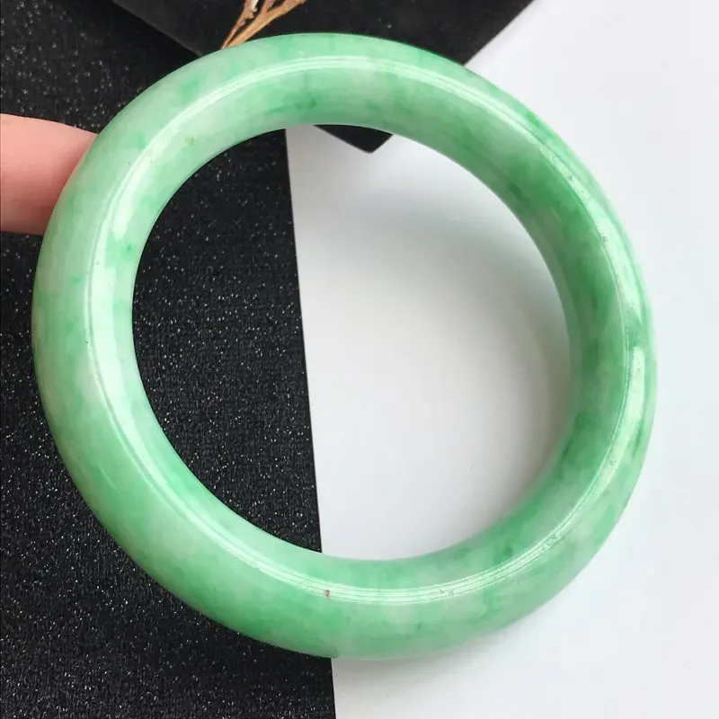 【圈口56.7mm,飘绿翡翠圆条手镯,上手高贵大气,靓丽抢眼,编号 1141-11.16.17】图1