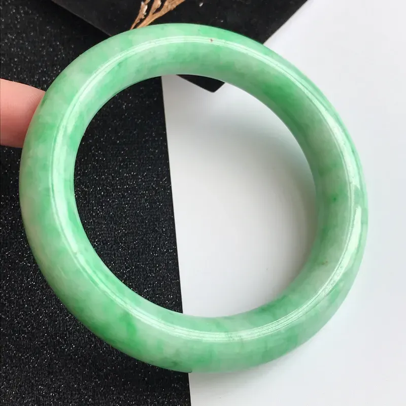 【圈口56.7mm,飘绿翡翠圆条手镯,上手高贵大气,靓丽抢眼,编号 1141-11.16.17】图3