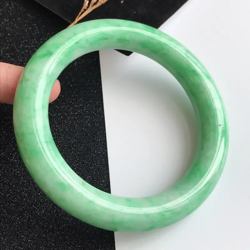 【圈口56.7mm,飘绿翡翠圆条手镯,上手高贵大气,靓丽抢眼,编号 1141-11.16.17】图6