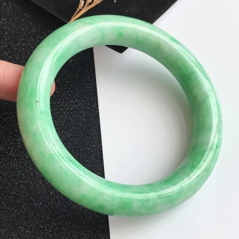 【圈口56.7mm,飘绿翡翠圆条手镯,上手高贵大气,靓丽抢眼,编号 1141-11.16.17】图2