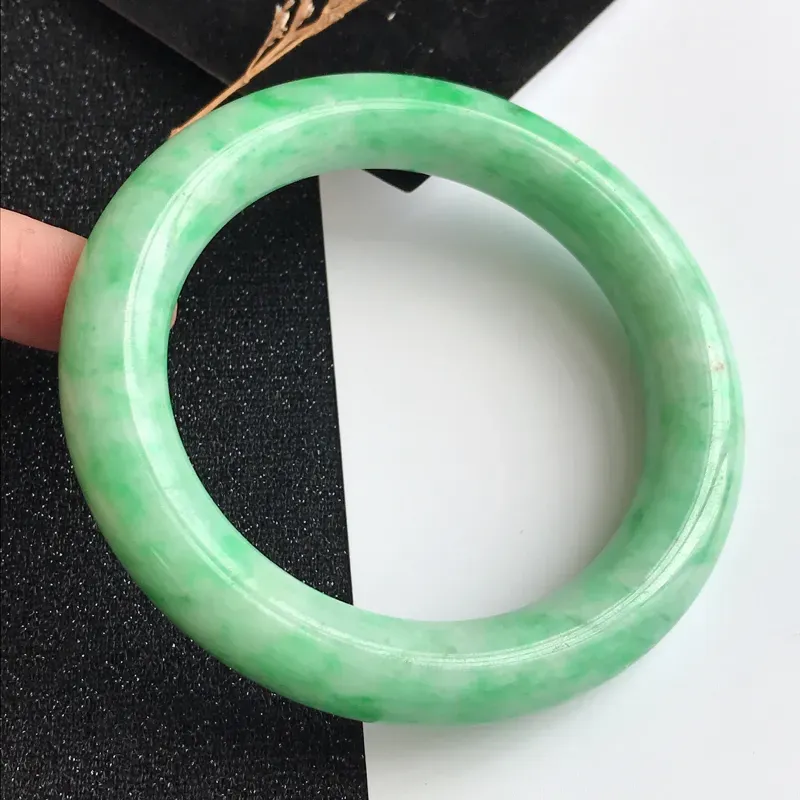 【圈口56.7mm,飘绿翡翠圆条手镯,上手高贵大气,靓丽抢眼,编号 1141-11.16.17】图5