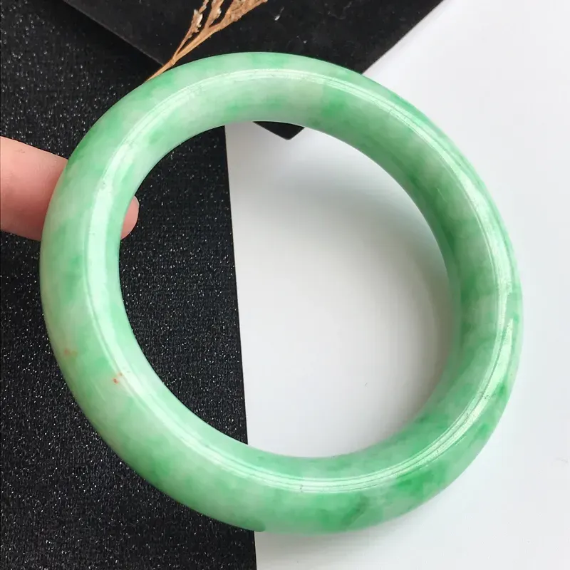 【圈口56.7mm,飘绿翡翠圆条手镯,上手高贵大气,靓丽抢眼,编号 1141-11.16.17】图7