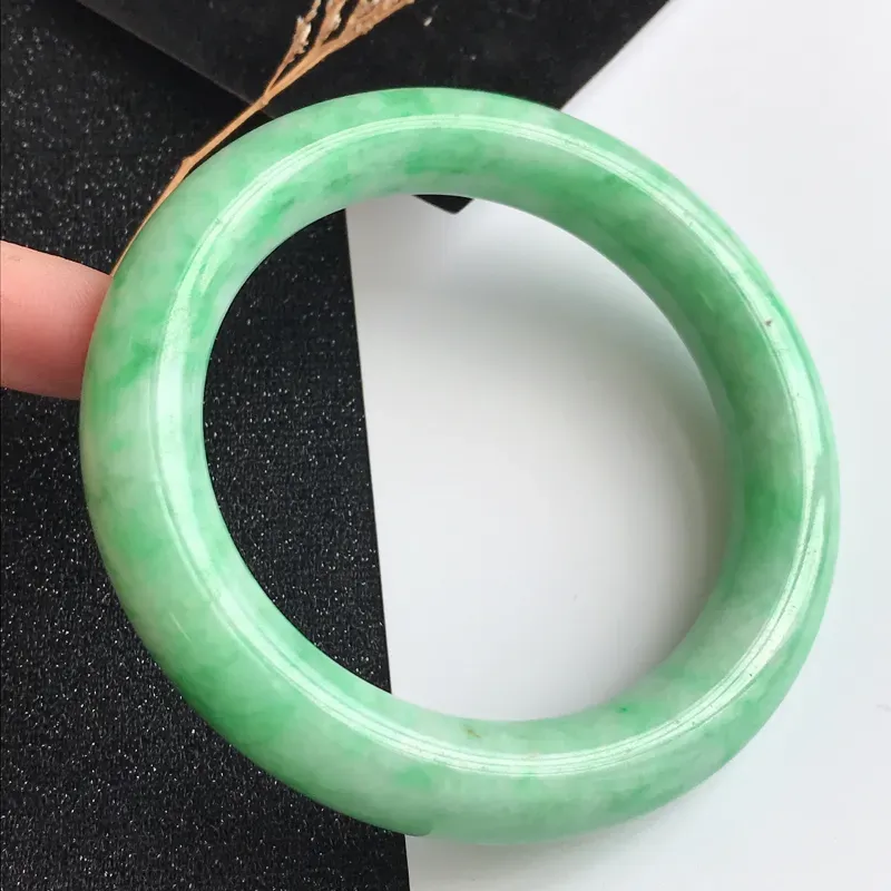 【圈口56.7mm,飘绿翡翠圆条手镯,上手高贵大气,靓丽抢眼,编号 1141-11.16.17】图4