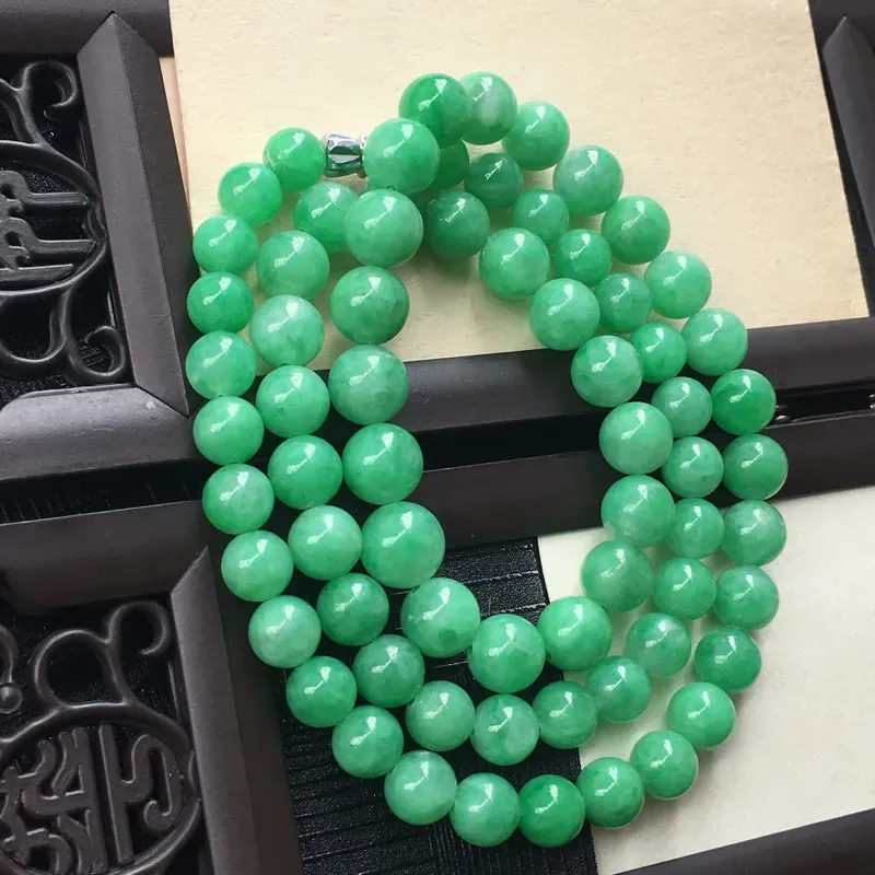 翡翠满绿圆珠手链，种水好玉质细腻温润，颜色漂亮。裸石尺寸：取大 9.3mm 取小 7.1mm 项链周长：56cm